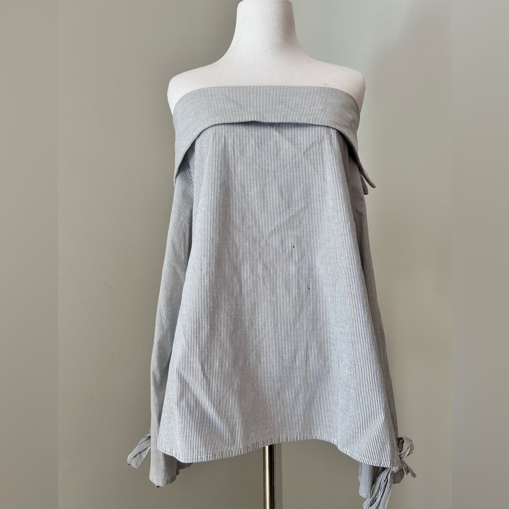 NYTT Size large women’s navy and white striped blouse.